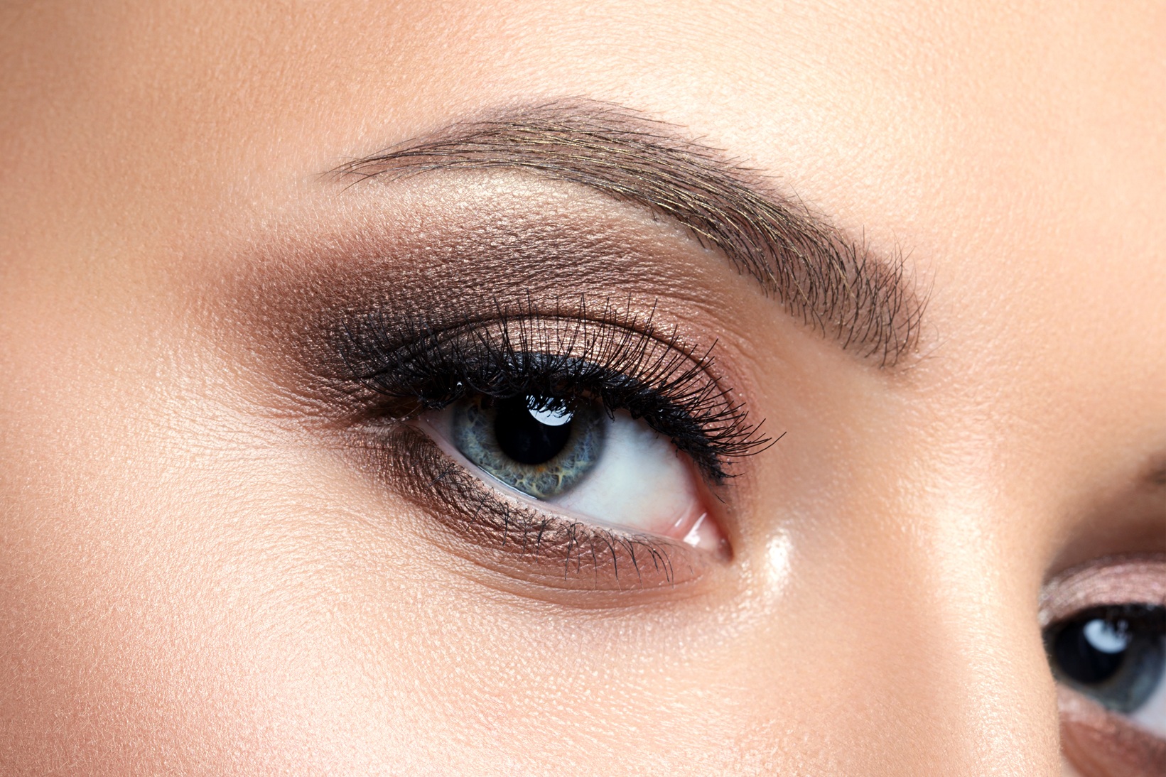 Augen-Make-Up in Nahansicht: geschminktes Auge mit Blick zur Kamera.