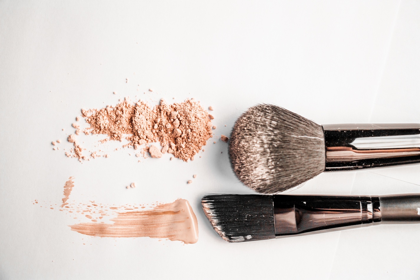 Foundation- und Puder-Pinsel.