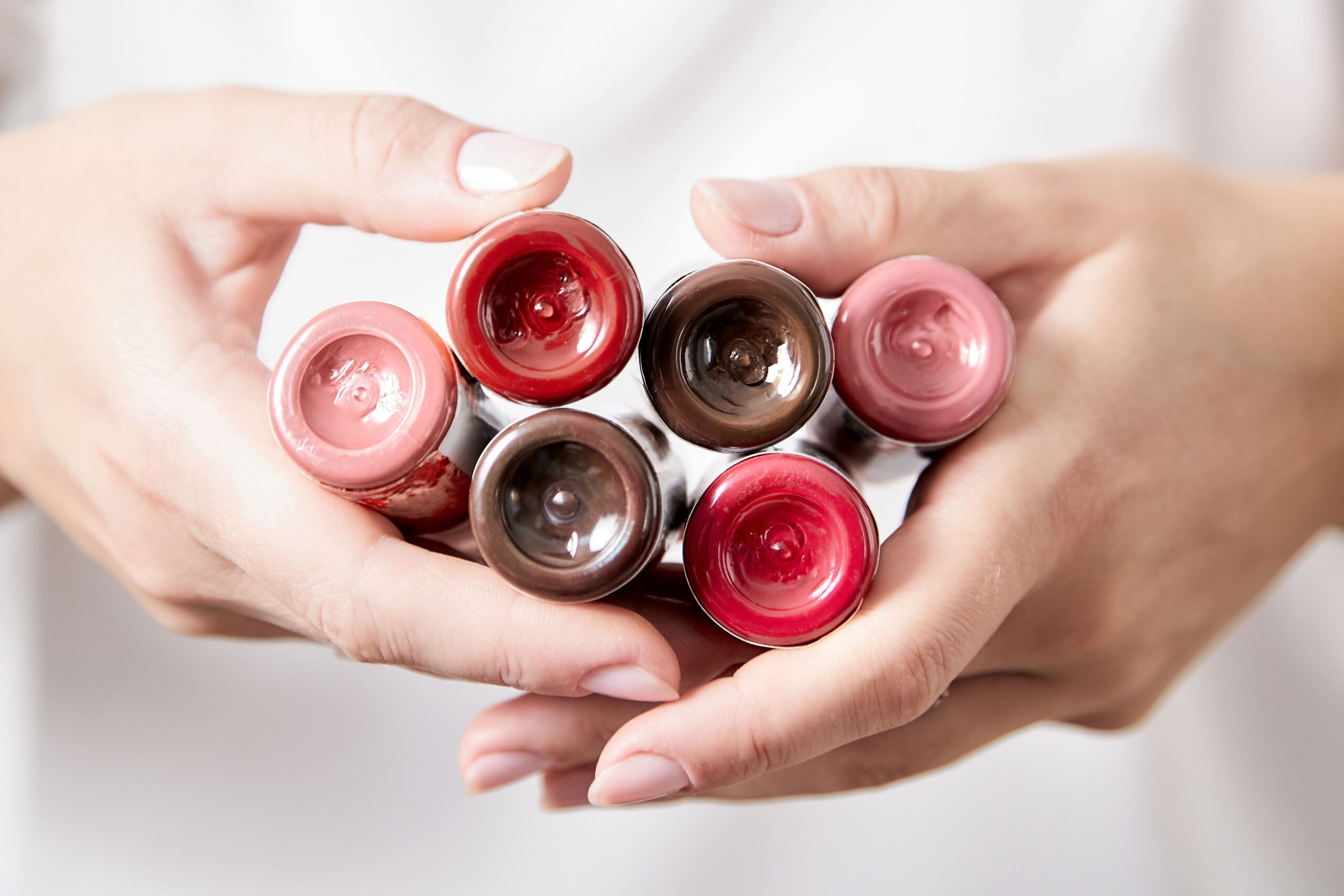 Eine Frau hält Farbpackungen für Permanent Make-Up in den Händen.