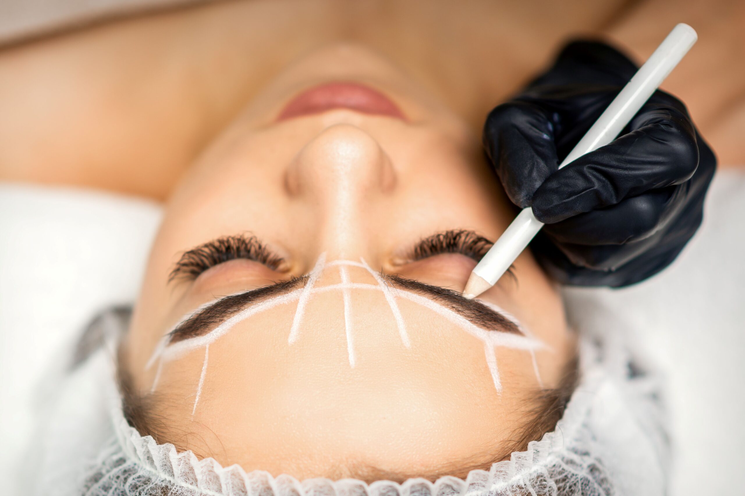 Vorbereitungen für ein Permanent Make-Up im Bereich der Augenbrauen.
