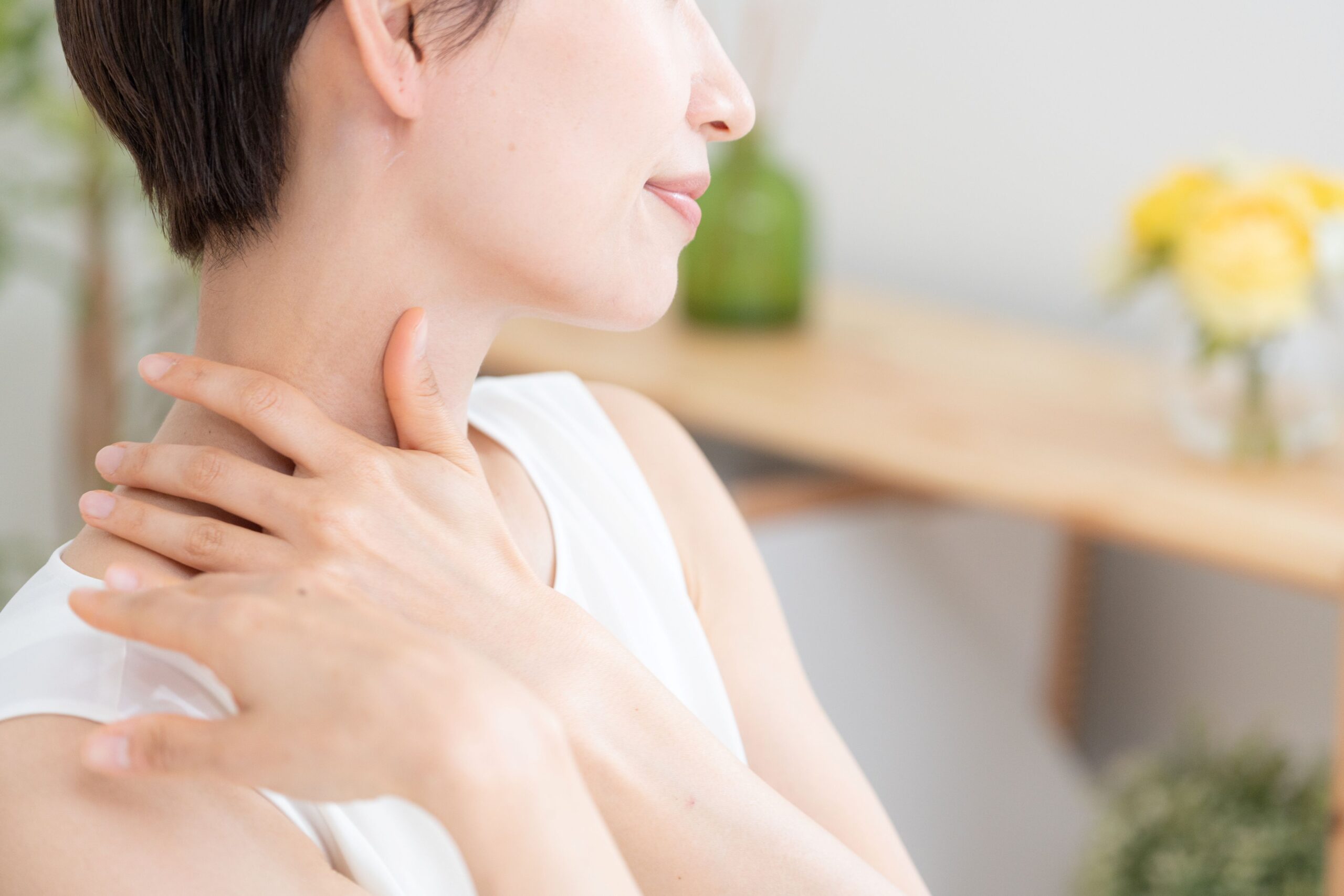 Frau massiert ihren eigenen Nacken